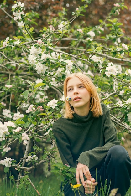 Gelukkig meisje in bloeiende appelboomgaard