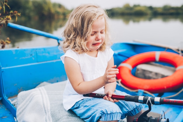 gelukkig meisje in de boot