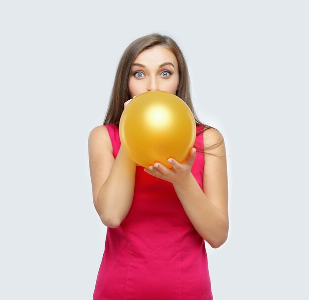 gelukkig meisje in een goede stemming poseert met een ballon