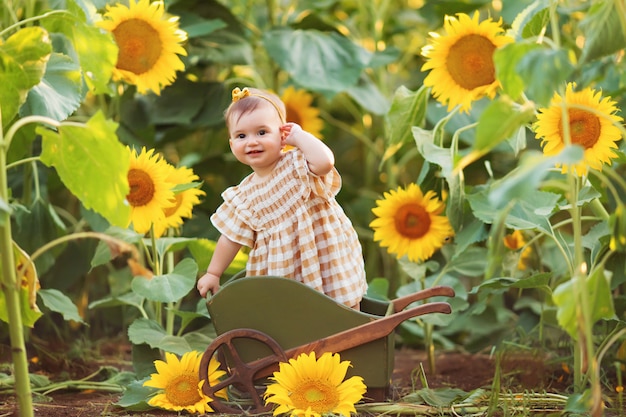 Gelukkig meisje in een zonnebloem decor