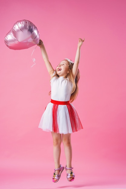 Gelukkig meisje in gezwollen rok met ballon