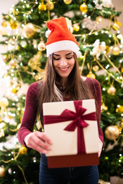 Gelukkig meisje in opwinding kerstdoos openen