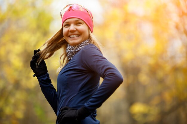 Gelukkig meisje in sportkleding in de herfstpark