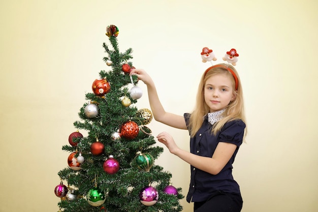 Gelukkig meisje kerstboom versieren