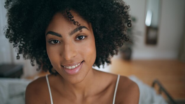 Gelukkig meisje lachende camera op slaapkamer portret Afrikaanse serene vrouw