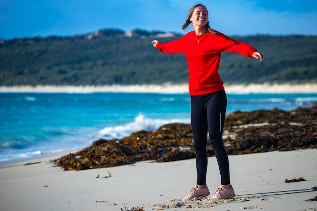 gelukkig meisje loopt op het beroemde pijlstaartrogstrand in de baai van Hamelen, in de buurt van de Margaret River in West-Australië