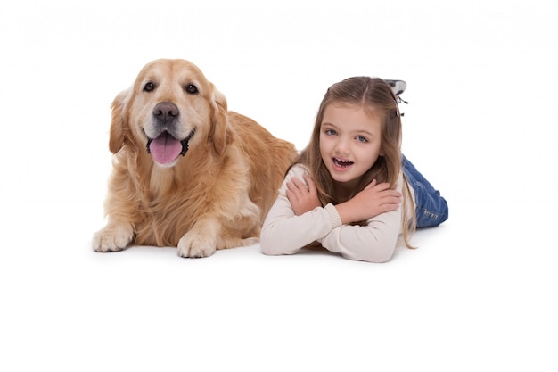 Gelukkig meisje met haar huisdierenhond