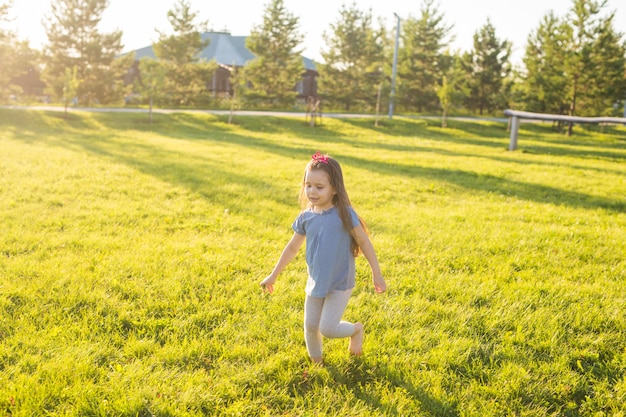 Gelukkig meisje met plezier in een zomerpark