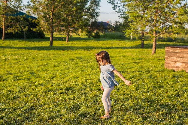 Gelukkig meisje met plezier in een zomerpark