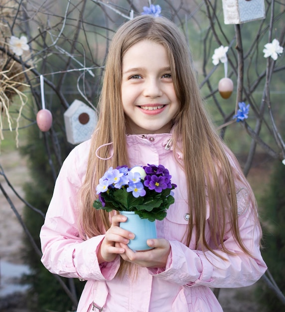 gelukkig meisje met pot bloemen pasen achtergronden