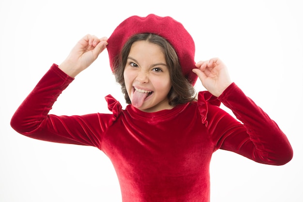 Gelukkig meisje met tong kind uit parijs Franse stijl kind Parijse meisje in baret Schattig meisje met donker haar Stijlvol brunette mode portret van grappig meisje met trendy hoed heb gewoon plezier