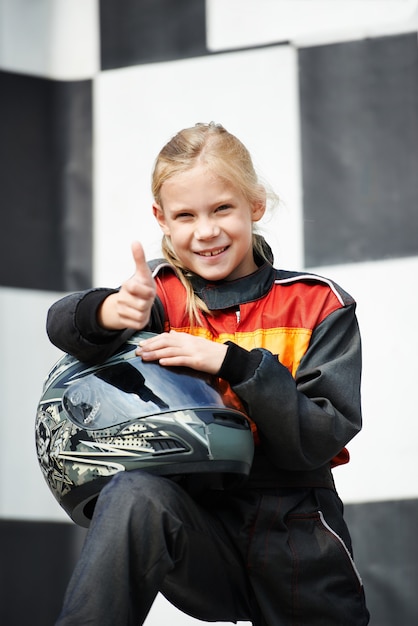 Gelukkig meisje op karting