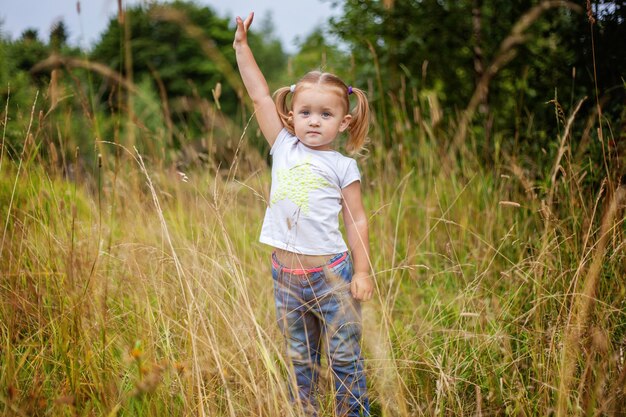 Gelukkig meisje openlucht glimlachen. Mooie jonge babymeisje rusten op zomer veld