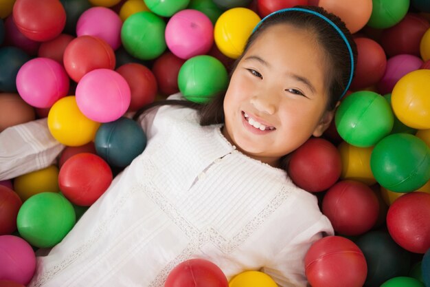 Gelukkig meisje spelen in de ballenbad