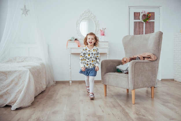 Gelukkig meisje spelen in een lichte kamer