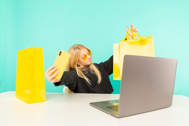 Gelukkig meisje thuis spreken voor camera voor vlog