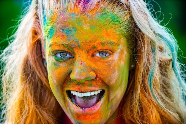 Foto gelukkig meisje viert festival holi portret van gelukkig jong meisje op holi kleurenfestival