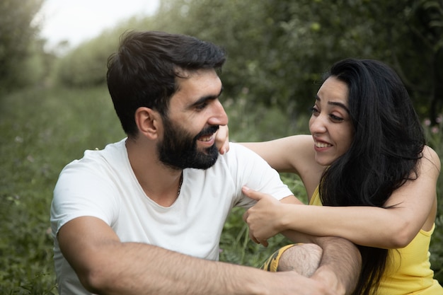 Gelukkig minnaar vrouw en man in de tuin