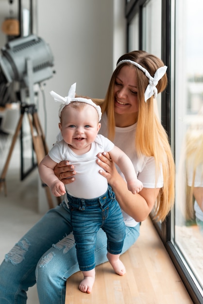 Gelukkig moeder en haar schattige dochter