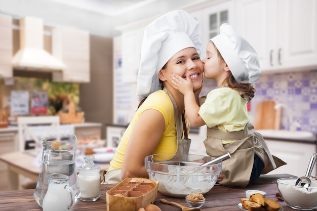 Gelukkig moeder en kind koken op keuken interieur