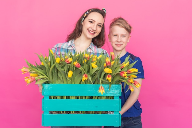 Gelukkig moeder en zoon met boeket tulpen