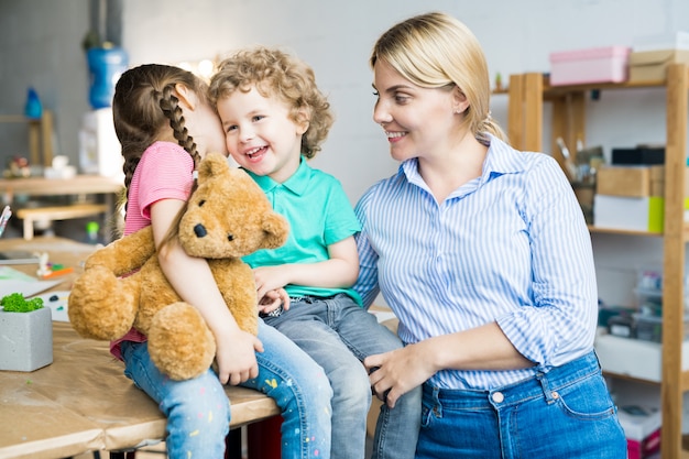 Gelukkig moeder met twee kinderen