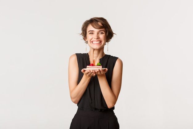 Gelukkig mooi b-day meisje verjaardagstaart houden en glimlachen