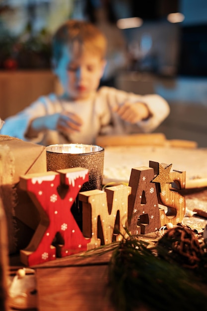 Gelukkig mooi gezin, moeder en zoon bereiden zich samen thuis voor op Kerstmis