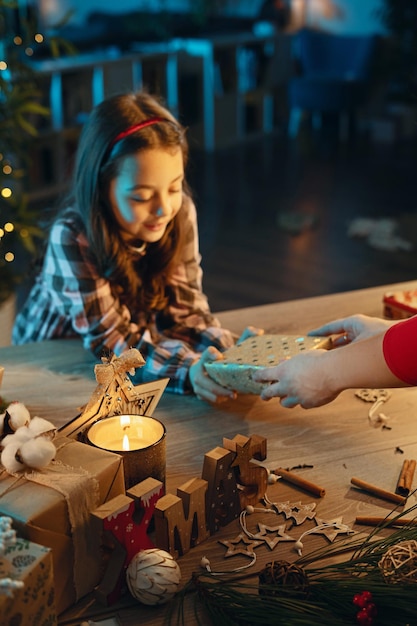 Gelukkig mooi gezin, moeder en zoon bereiden zich samen thuis voor op Kerstmis