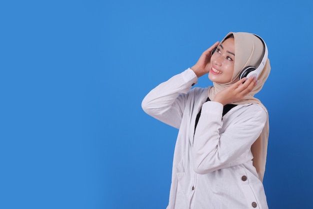 Gelukkig mooi meisje genieten van luisteren muziek in draadloze hoofdtelefoons