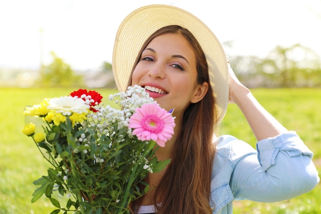 Foto gelukkig mooi meisje ontvangt een boeket bloemen op internationale vrouwendag