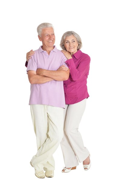 gelukkig mooi senior paar knuffelen en poseren geïsoleerd op een witte achtergrond