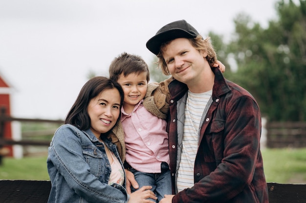 Gelukkig mooie familie knuffelen kijken camera glimlachen