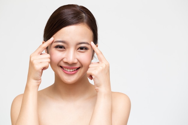 Gelukkig mooie jonge Aziatische vrouw met schone huid