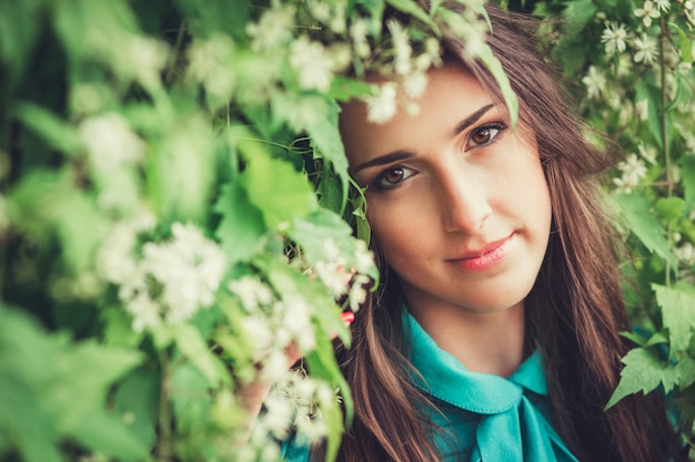 Gelukkig mooie jonge vrouw in het park van de de lentebloesem. Mooi meisje met Lentebloemen. Mannequin buitenshuis