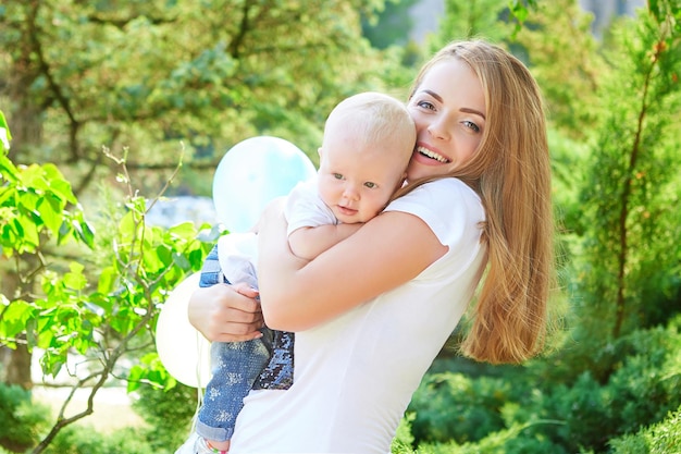 Gelukkig mooie moeder en baby dochter of zoon