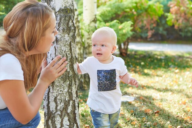 Gelukkig mooie moeder en baby dochter of zoon