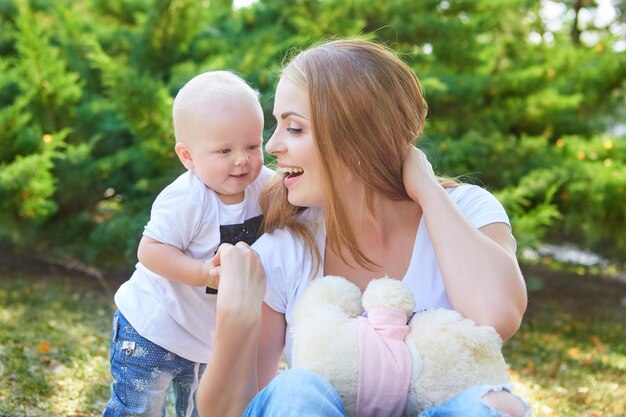 Gelukkig mooie moeder en baby dochter of zoon