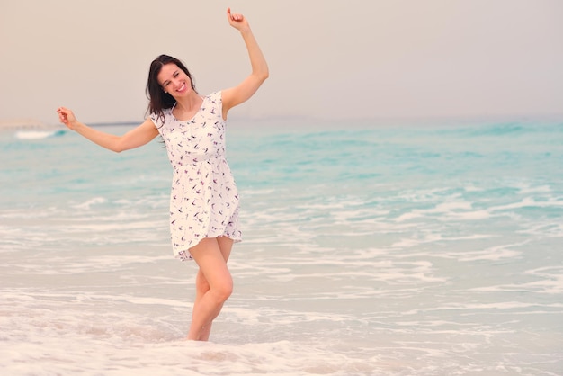 Gelukkig mooie vrouw genieten van zomervakantie op het strand