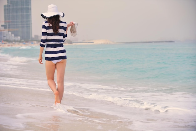 Gelukkig mooie vrouw genieten van zomervakantie op het strand