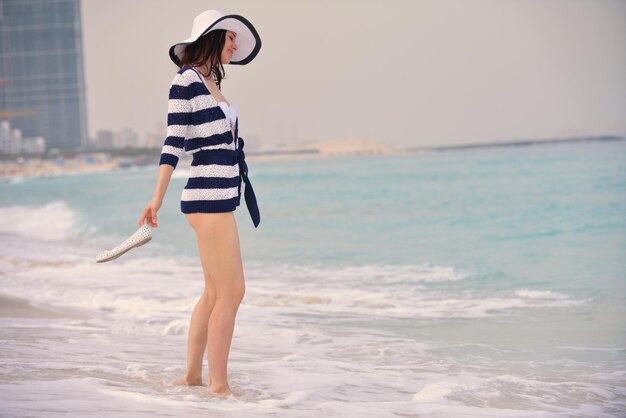 Gelukkig mooie vrouw genieten van zomervakantie op het strand