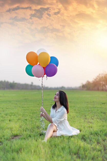 Gelukkig mooie vrouw met ballonnen