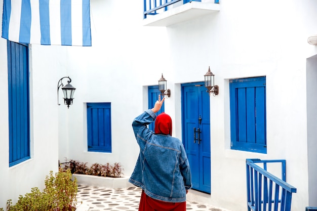 Gelukkig moslimvrouw poseren voor griekenland wit traditioneel huis