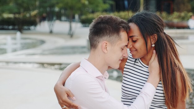 Gelukkig multi-etnisch paar met romantische date op een prachtige plek buiten