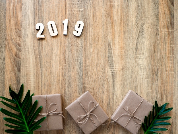 Gelukkig nieuw jaar 2019 decoratief met giftdoos op houten