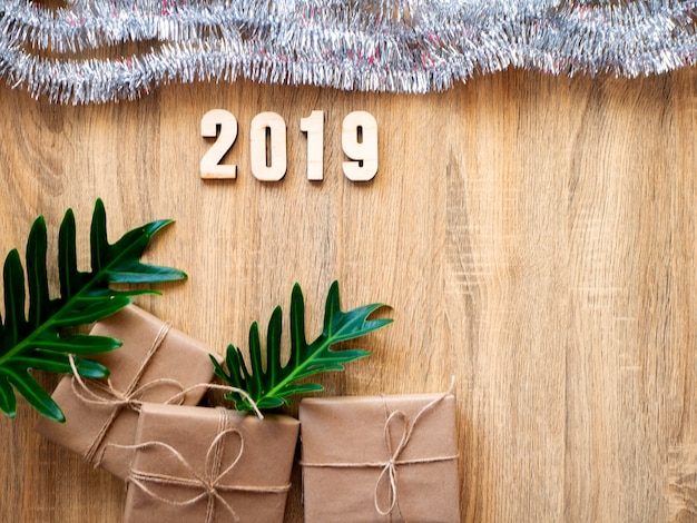 Gelukkig nieuw jaar 2019 decoratief met giftdoos op houten