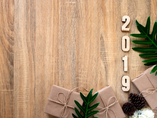 Gelukkig nieuw jaar 2019 decoratief met giftdoos op houten