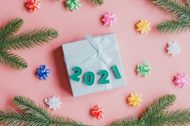 Gelukkig nieuw jaar 2021. kerstversiering achtergrond met nummers 2021