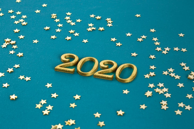 Gelukkig Nieuwjaar 2020. Creatieve tekst Gelukkig Nieuwjaar 2020 geschreven in gouden houten letters.