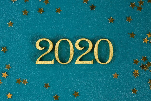 Gelukkig nieuwjaar 2020. creatieve tekst gelukkig nieuwjaar 2020 geschreven in gouden houten letters.